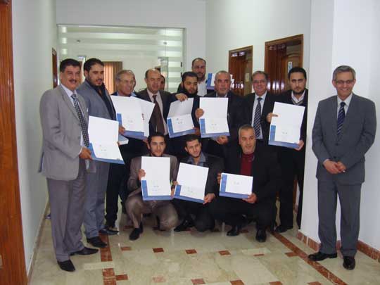 صورة جماعية لمنتسبي الدورة التدريبية من موظفي شركة الشرارة الذهبية للخدمات النفطية