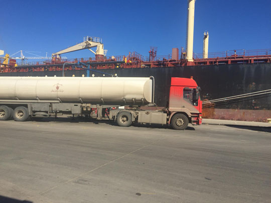 متابعة لعمليات التزود بالوقود من الناقلة أنوار ليبيا بميناء طرابلس البحري - 1